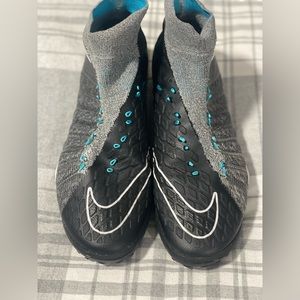 Nike indoor soccer fly knit in great used condition